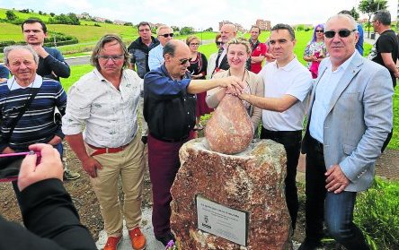 Foto del descubrimiento de la Escultura La Gota que Salva Vidas, de Toby Govan